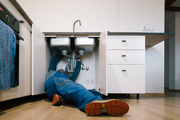 Professional Leak Detection technician working in Algonquin, IL